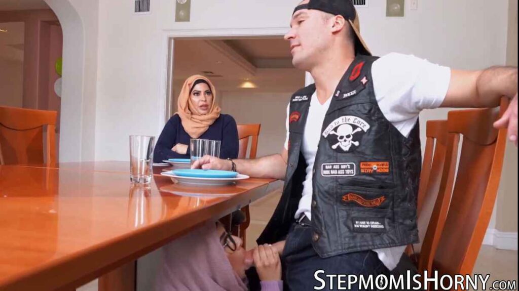 سكس مص زب خطيبها